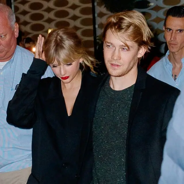 taylor swift joe alwyn walking in new york city