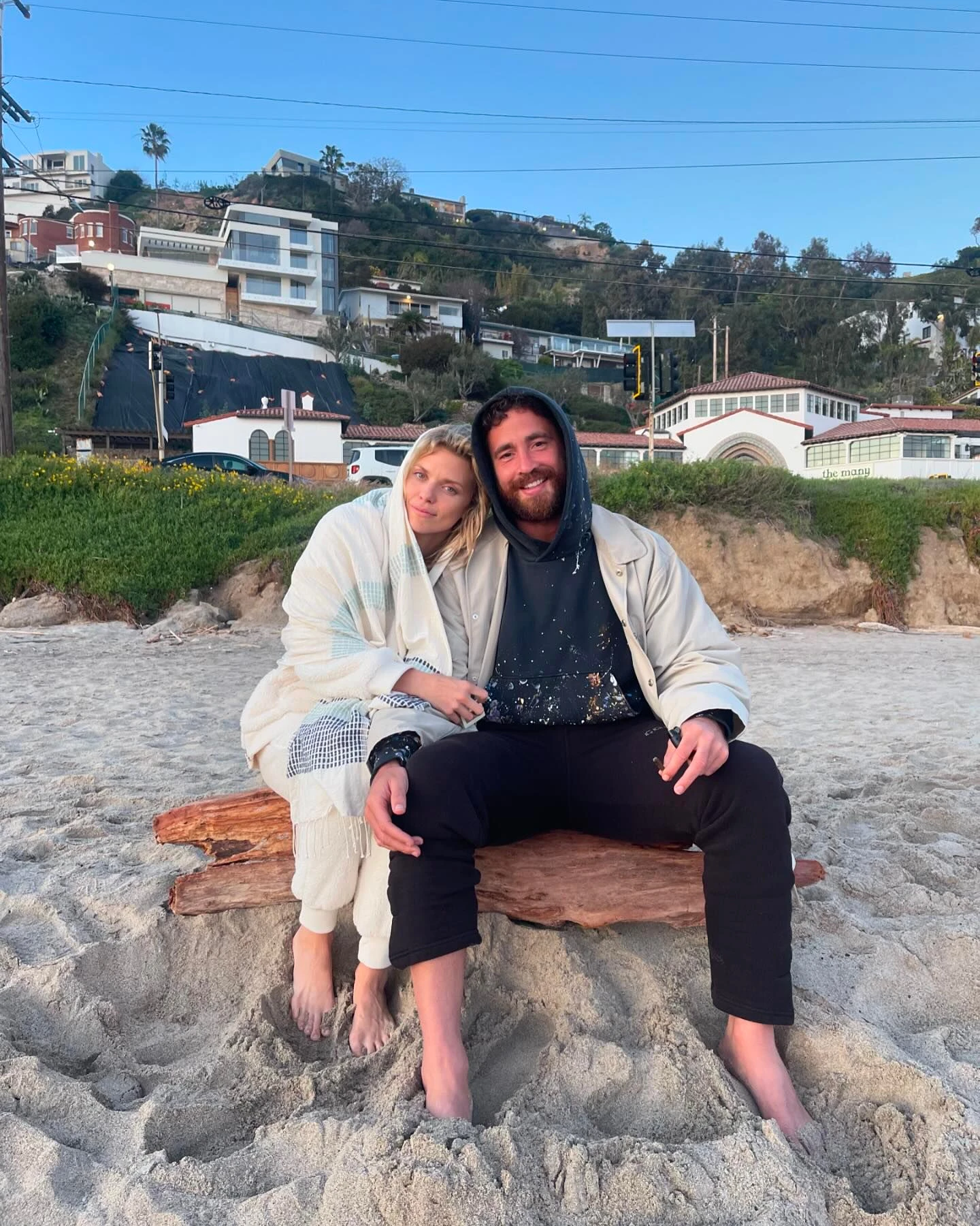 The couple cosied up on an LA beach