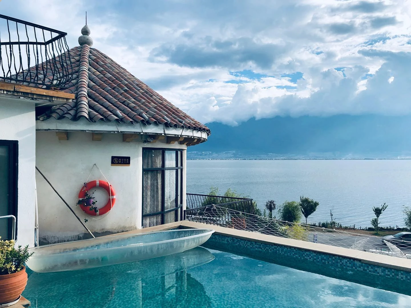 The Chinese version of Santorini has copied the island's white and blue houses