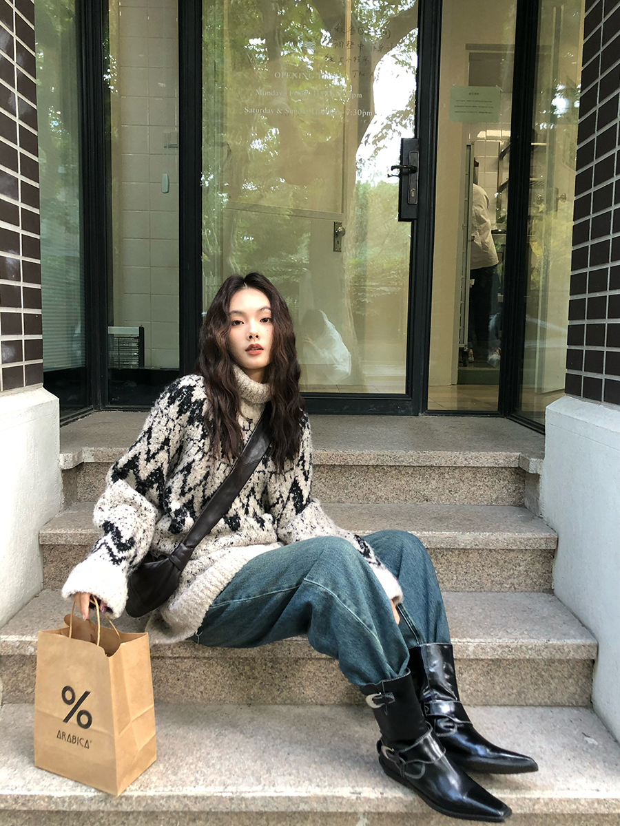 Cozy Korean Fall Look: Oversized Knit Sweater and Denim