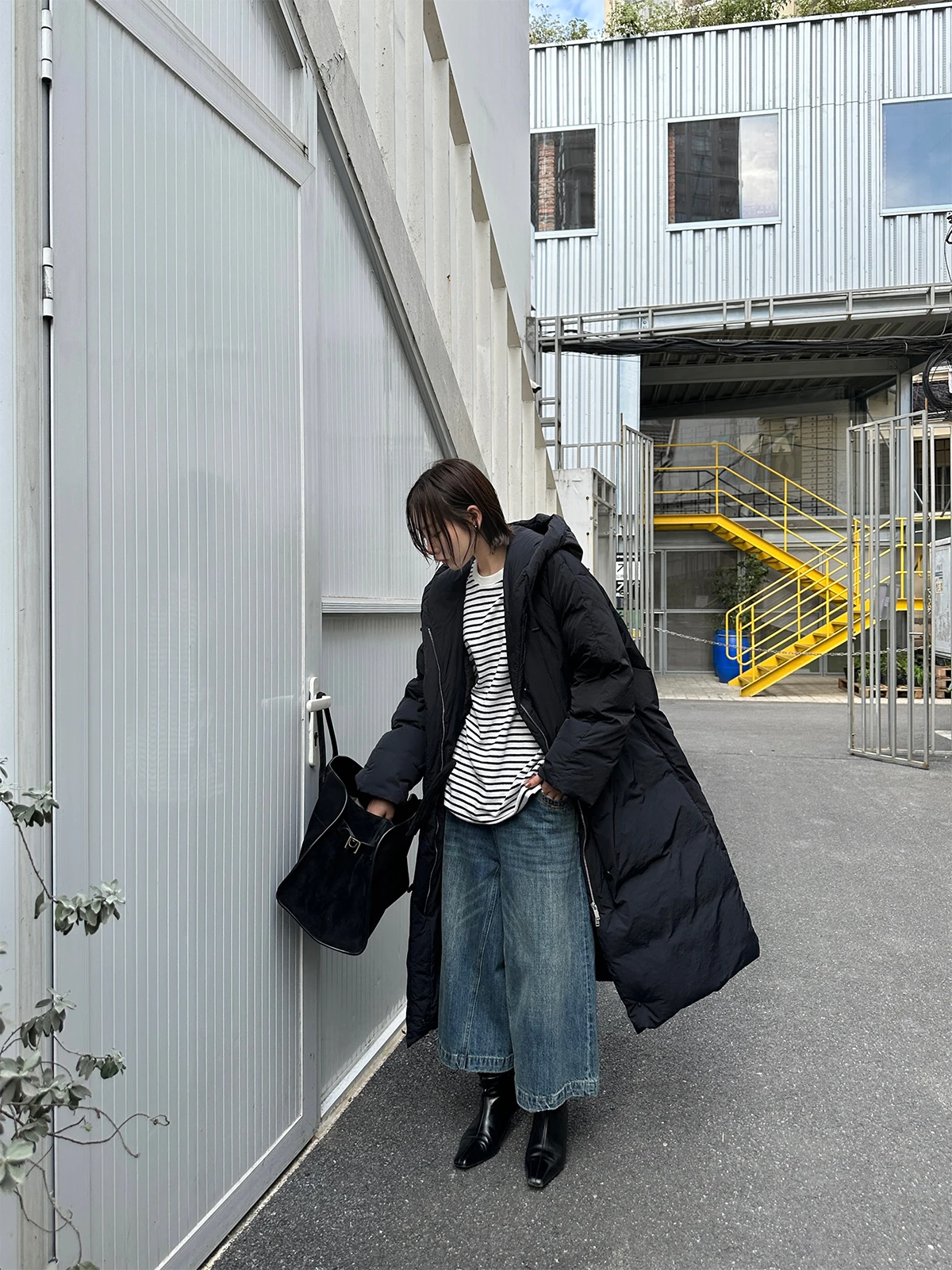 Minimalist Korean Winter Fashion: Oversized Puffer with Wide-Leg Denim