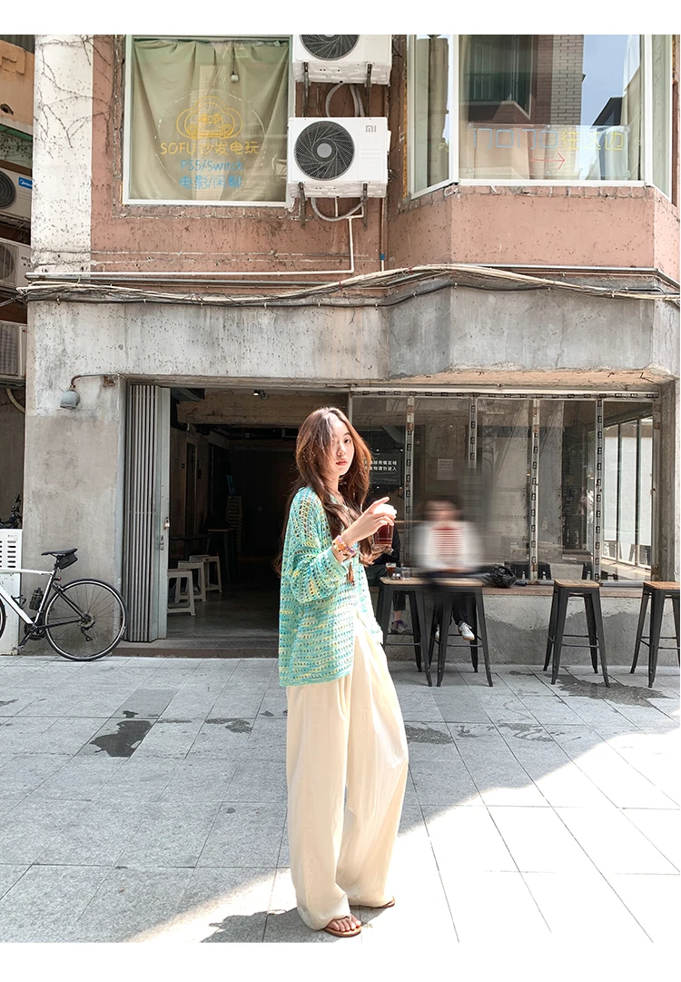 6. Urban Breezy Café Look