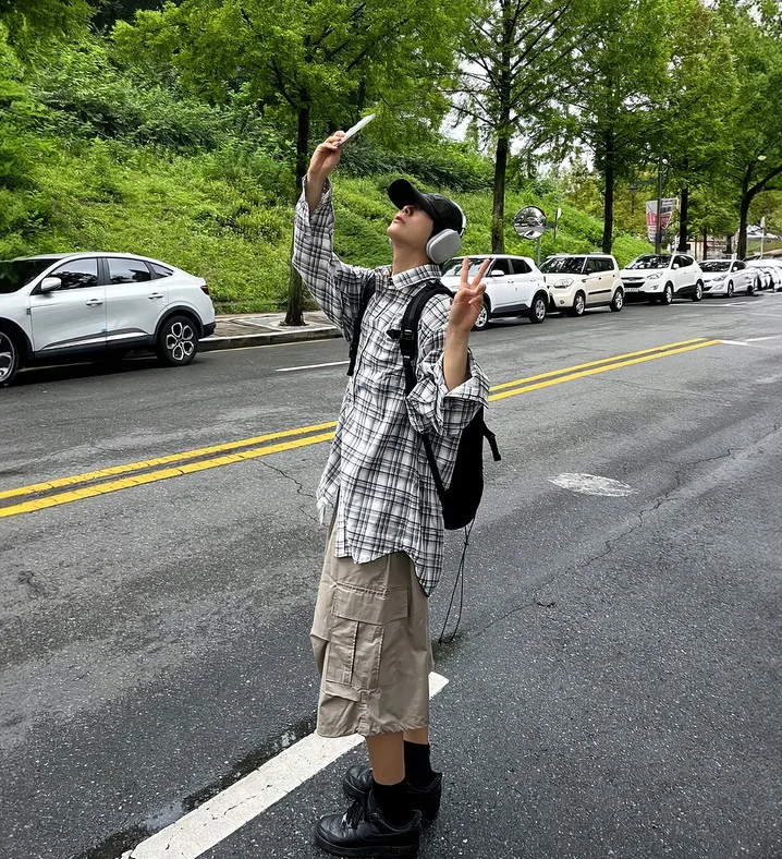 Oversized Plaid Shirt + Beige Cargo Bermuda Shorts + Black Combat Boots