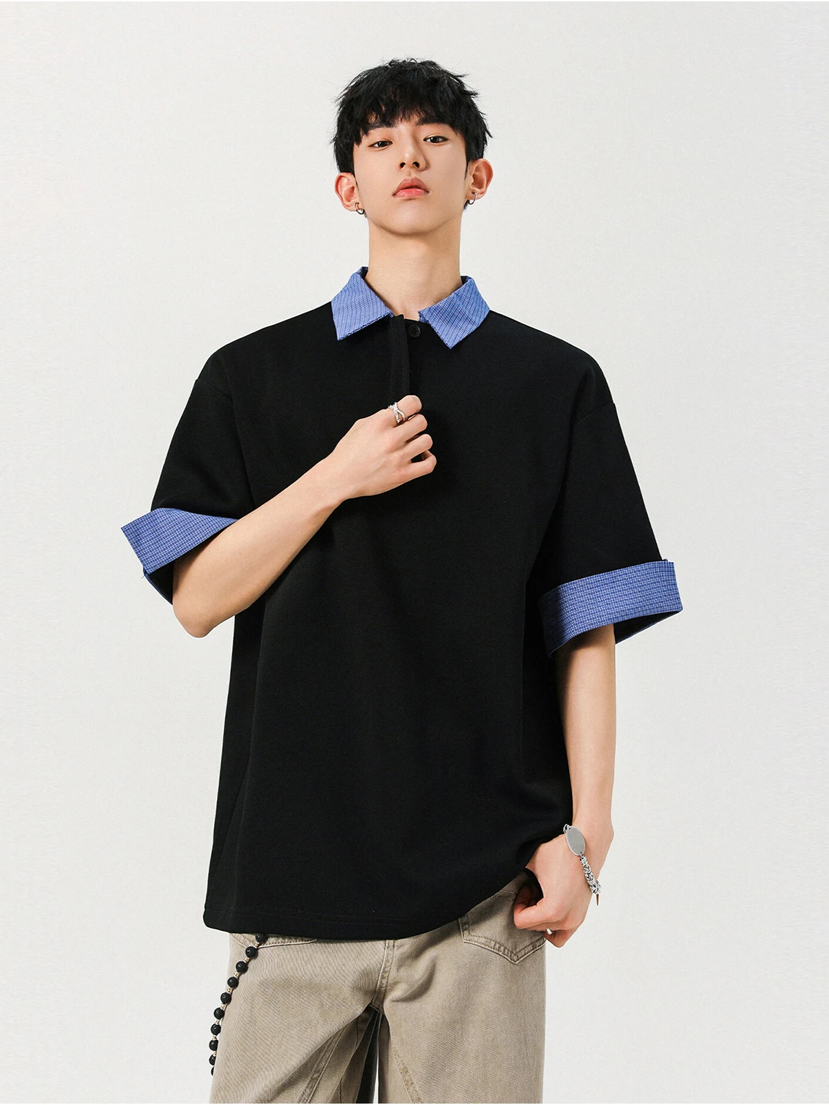 5. Streetwear Contrast Collar Tee