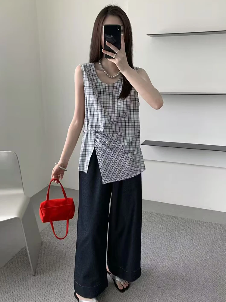 Plaid asymmetric sleeveless blouse + dark wide-leg jeans + metallic sandals