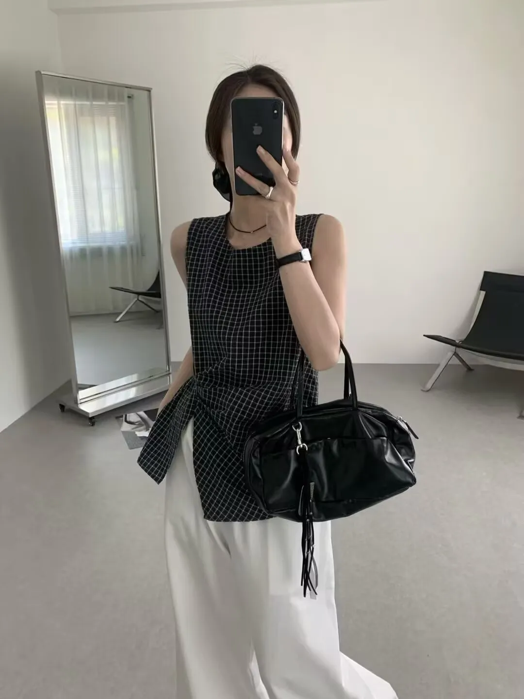 Low bun + grid sleeveless blouse + white wide-leg trousers + black shoulder bag