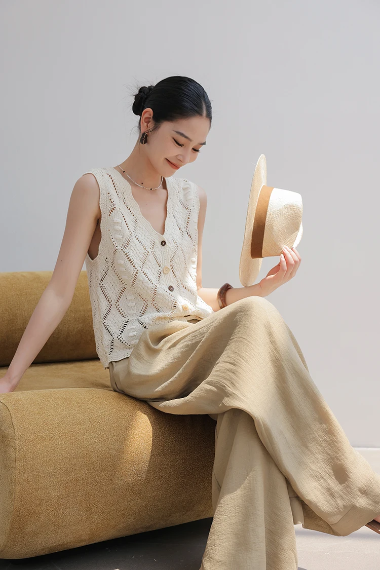 Straw hat + crochet button vest + beige linen wide-leg trousers