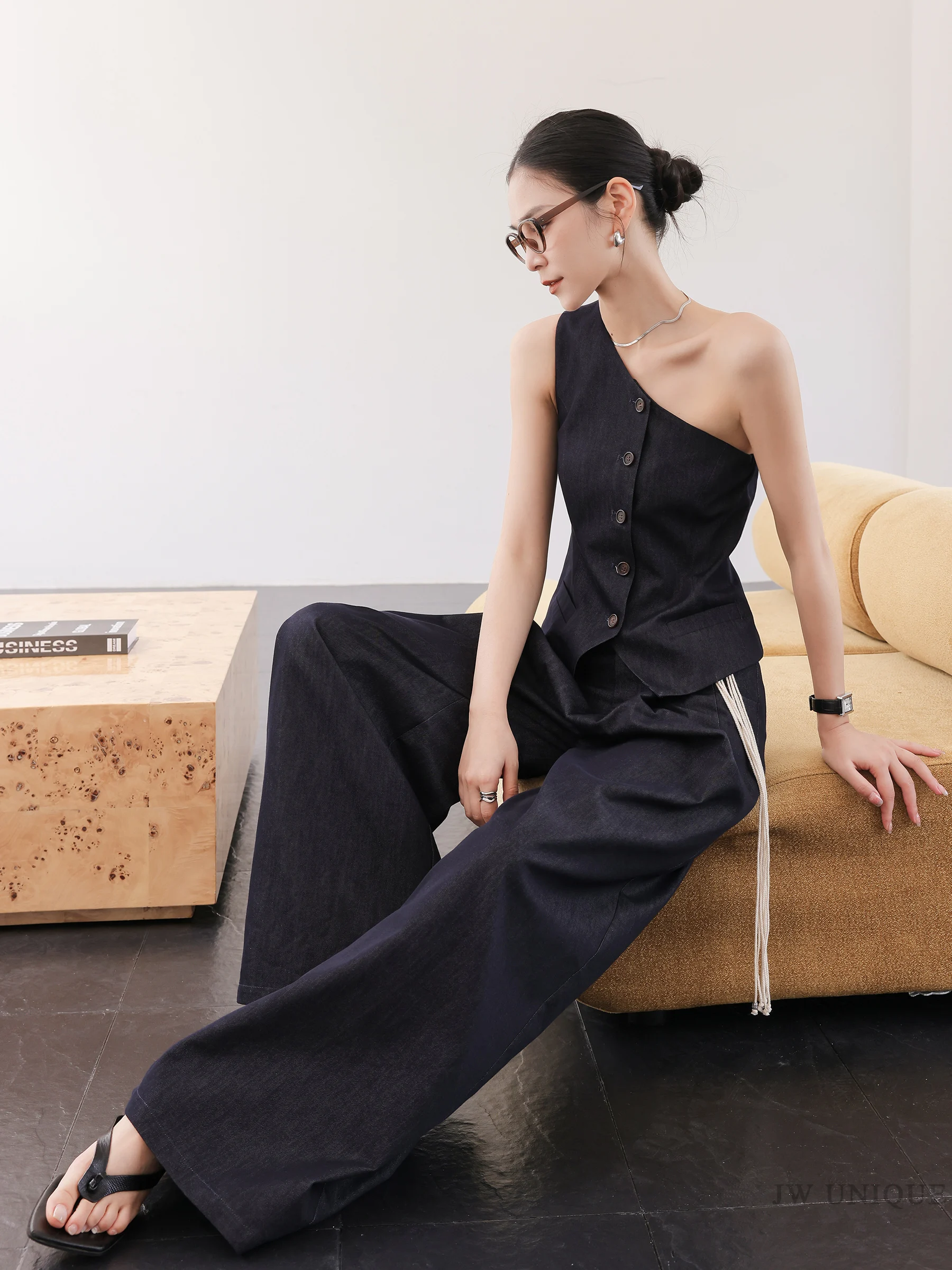 One-shoulder denim vest + wide-leg dark jeans