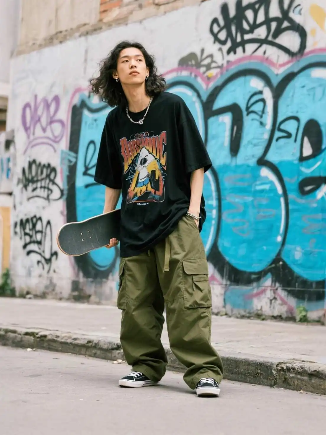 When to Leave It Untucked: Comfort and Streetwear Vibes