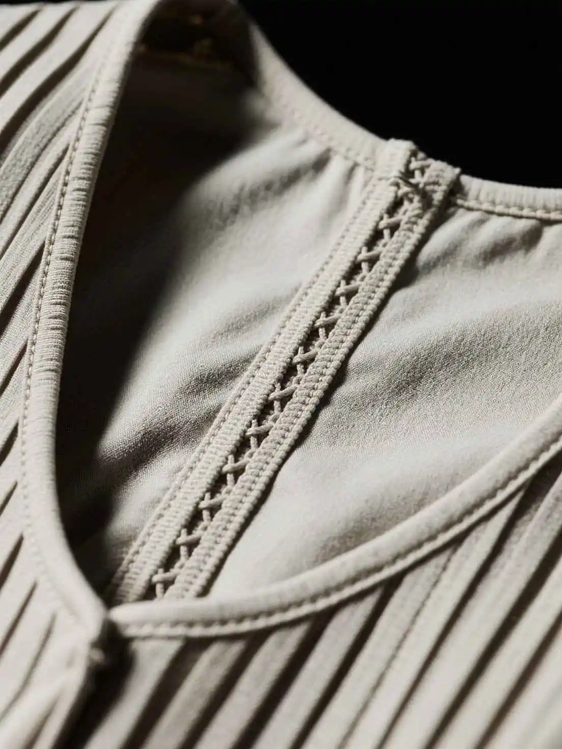 Look at the Neckline Structure