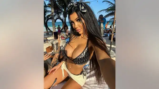 Model Chloe Khan AI Clone